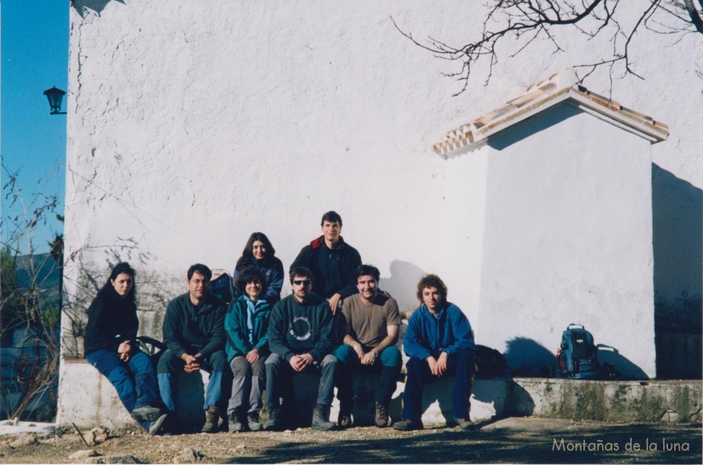 De izquierda a derecha: Encarni, Juancho, Maite, Sara, David, Adolfo, Joaquín y un amigo de Orihuela en la Ermita de San Francisco de Paula arriba de Gaianes